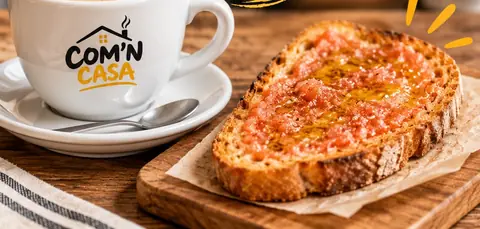 Café con leche y tostada con tomate